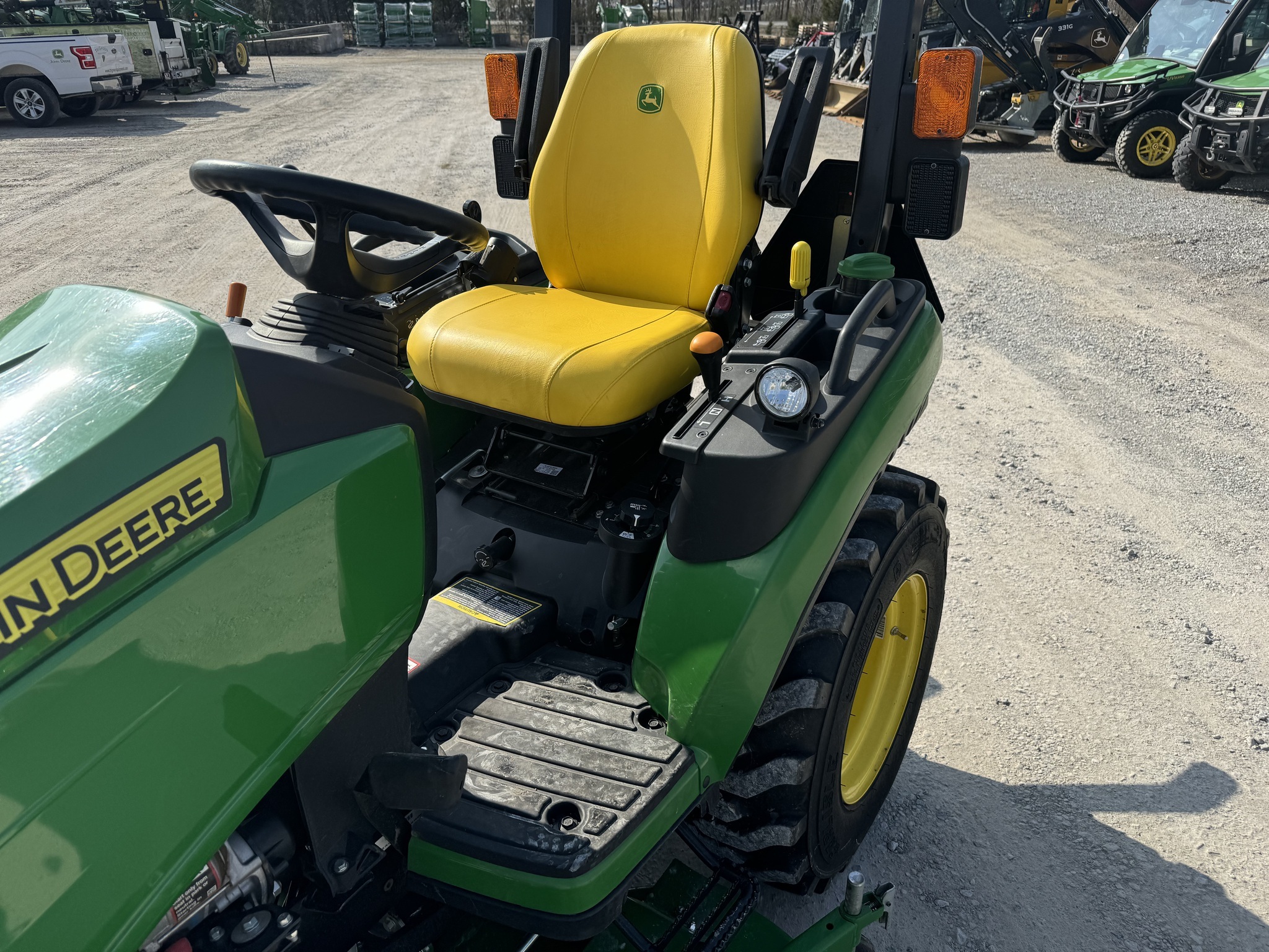 John Deere 2025R – Bild 9