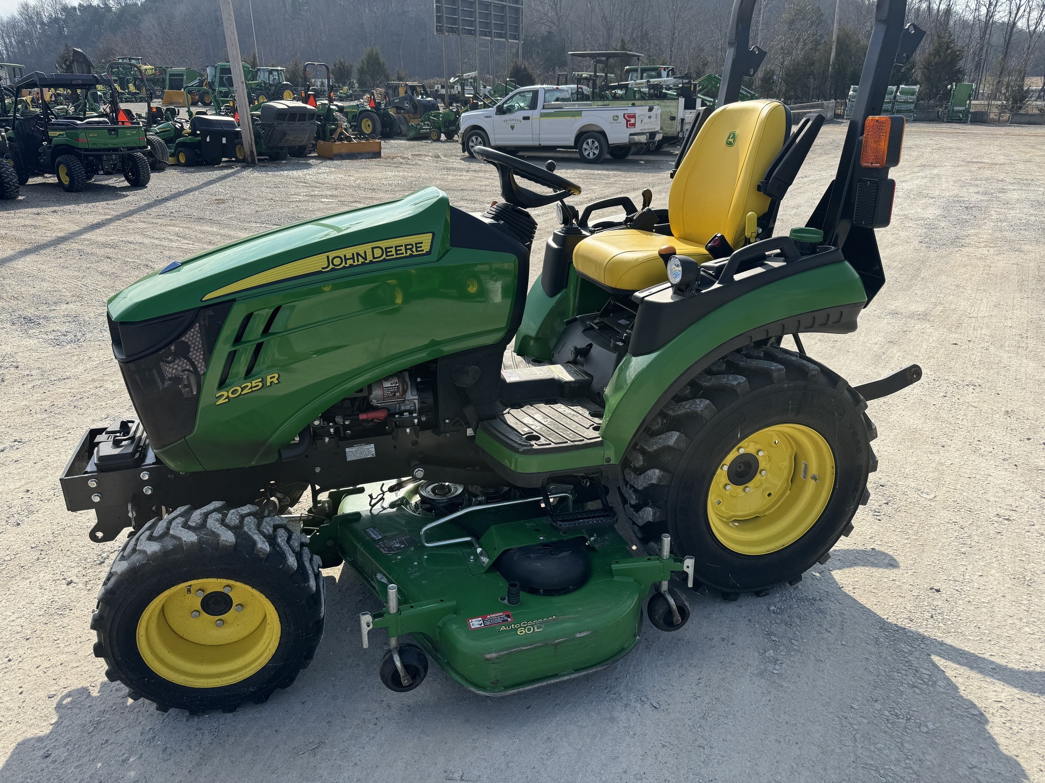 John Deere 2025R – Bild 2
