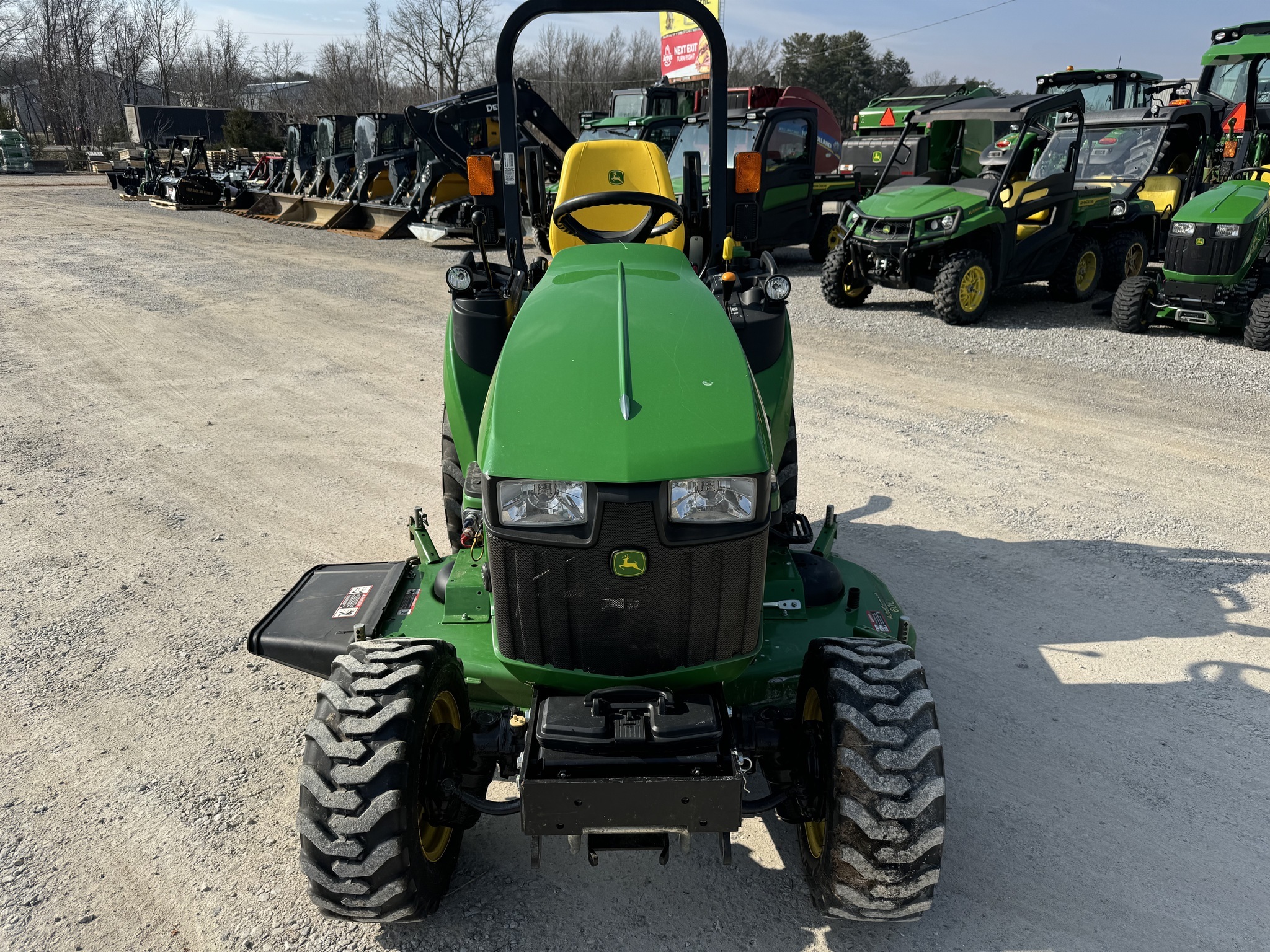 John Deere 2025R – Bild 8